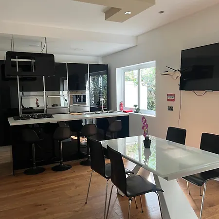 Semesterbostad Modern House With Jacuzzi